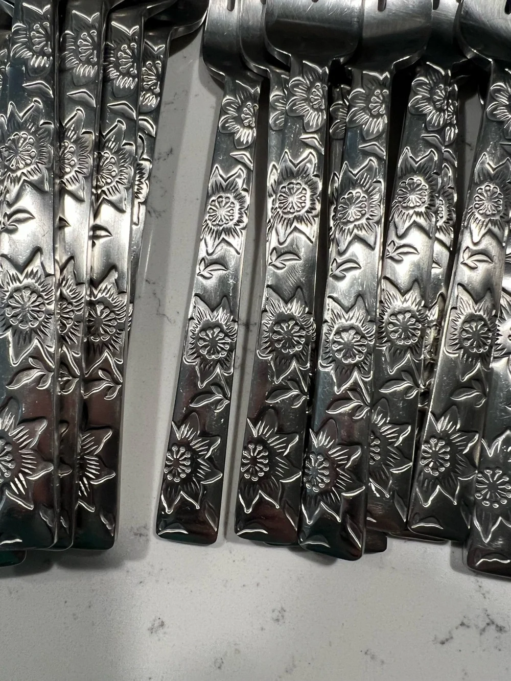 Pfaltzgraff Nautica Island Flower Stainless Steel Flatwear Set. Serves 8 =40 Pcs